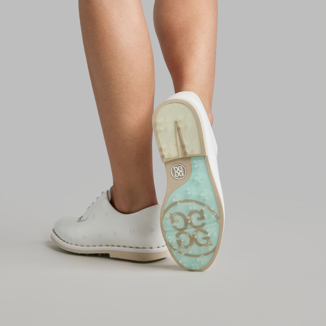 G/FORE WOMEN'S GALLIVANTER STUDDED LEATHER SKULL & TEES GOLF SHOE - SNOW / STONE