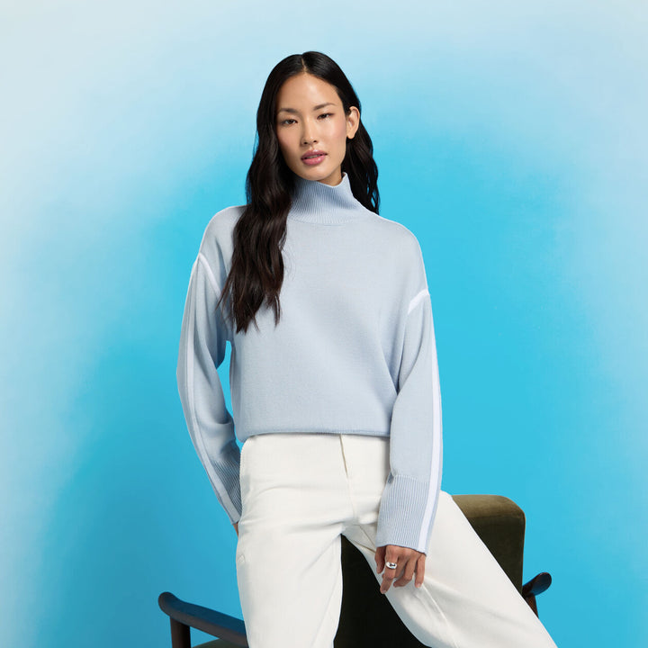 G/FORE WOMEN'S MERINO WOOL CONTRAST STRIPE TURTLENECK SWEATER - PALE BAJA / CHALK WHITE