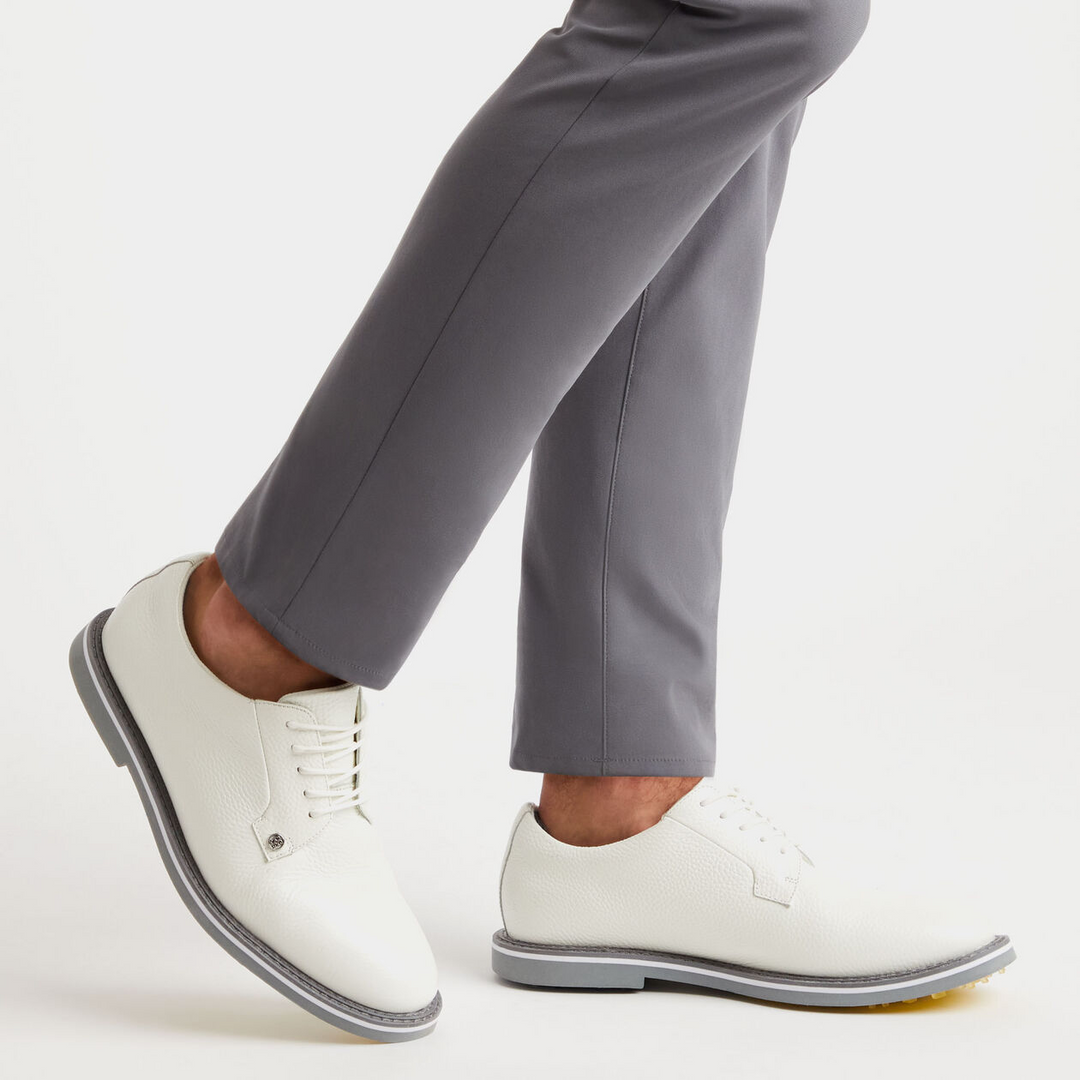G/FORE MEN'S GALLIVANTER PEBBLE LEATHER GOLF SHOE - SNOW / MONUMENT