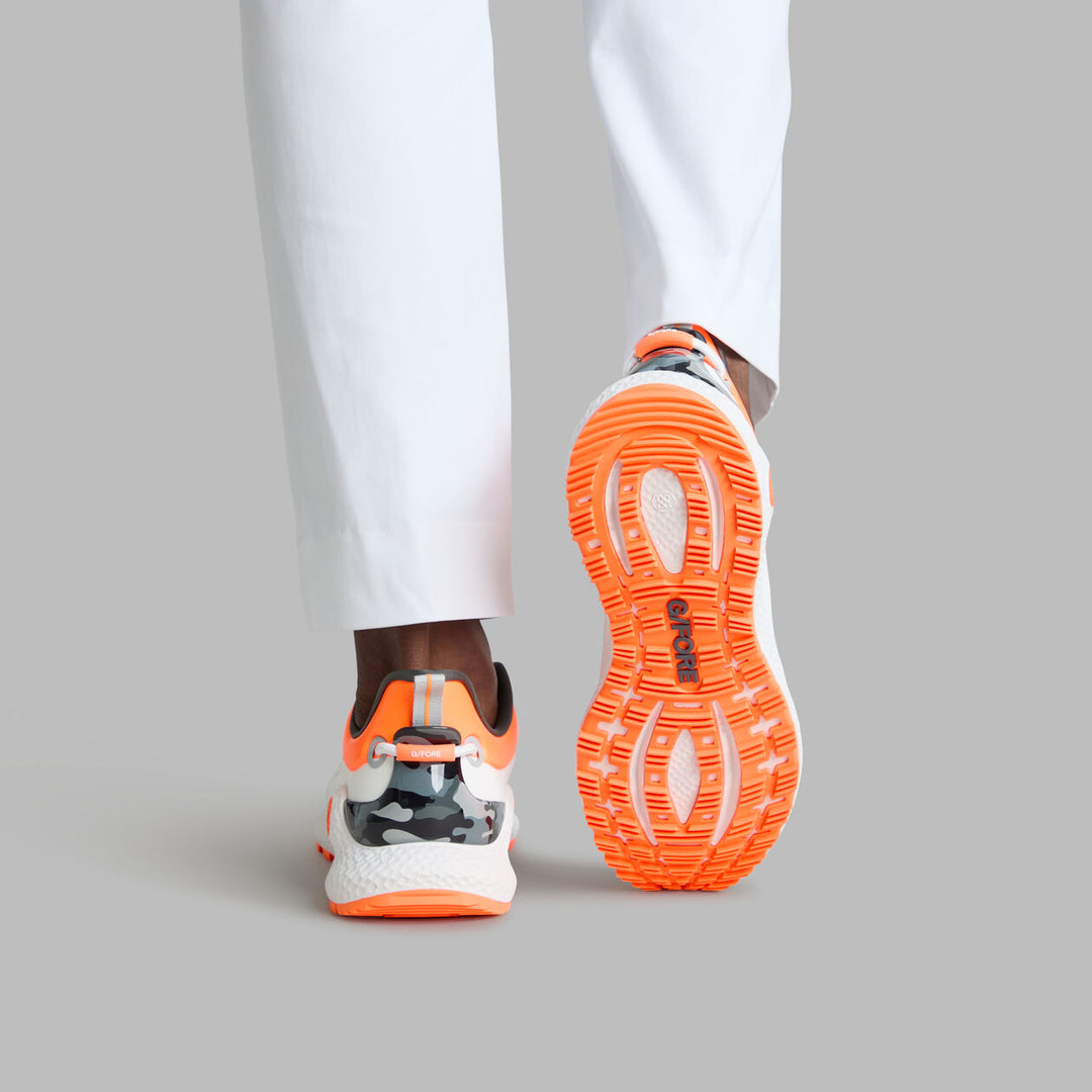 G/FORE MEN'S MG4+ O2 CAMO ACCENT GOLF SHOE - SNOW / SHOCKING ORANGE